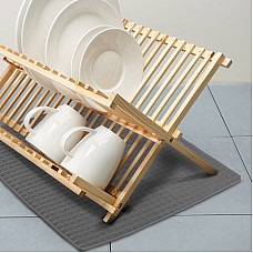 Laveta cu microfibre sub picuratorul de vase