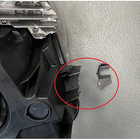 Far Headlamp R H1/H7/LED/PY21W electric broken mounting insert colour: silver VOLVO FH II FH16 II 01.12- GIANT 131-VT13310ER WYP